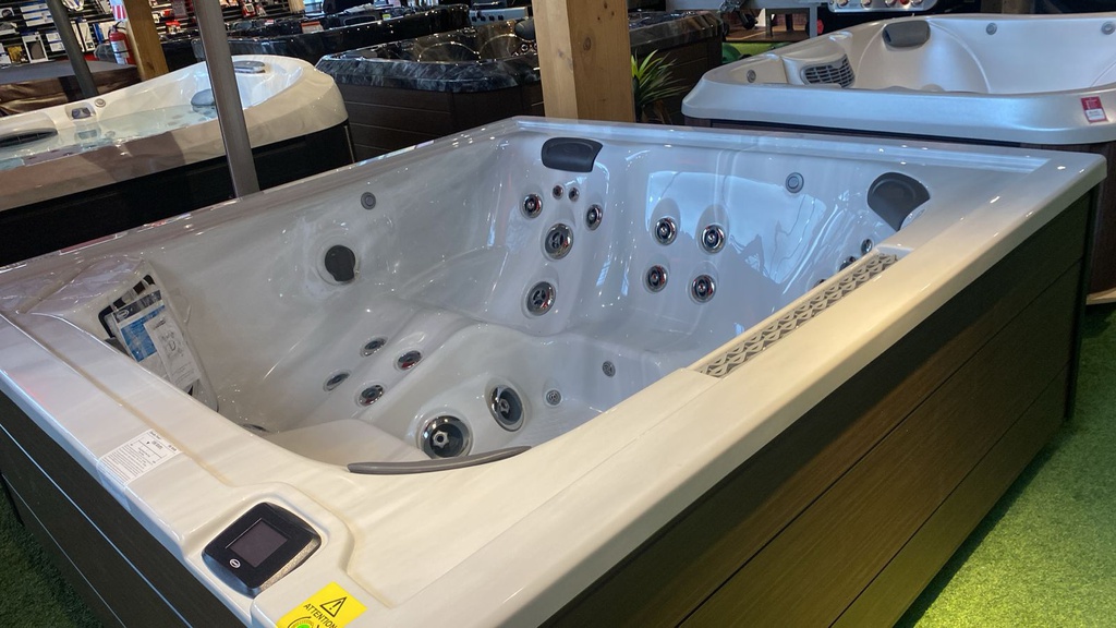 JACUZZI JLXL. CABINET: MODERN HARWOOD  / SHELL: PLATINUM