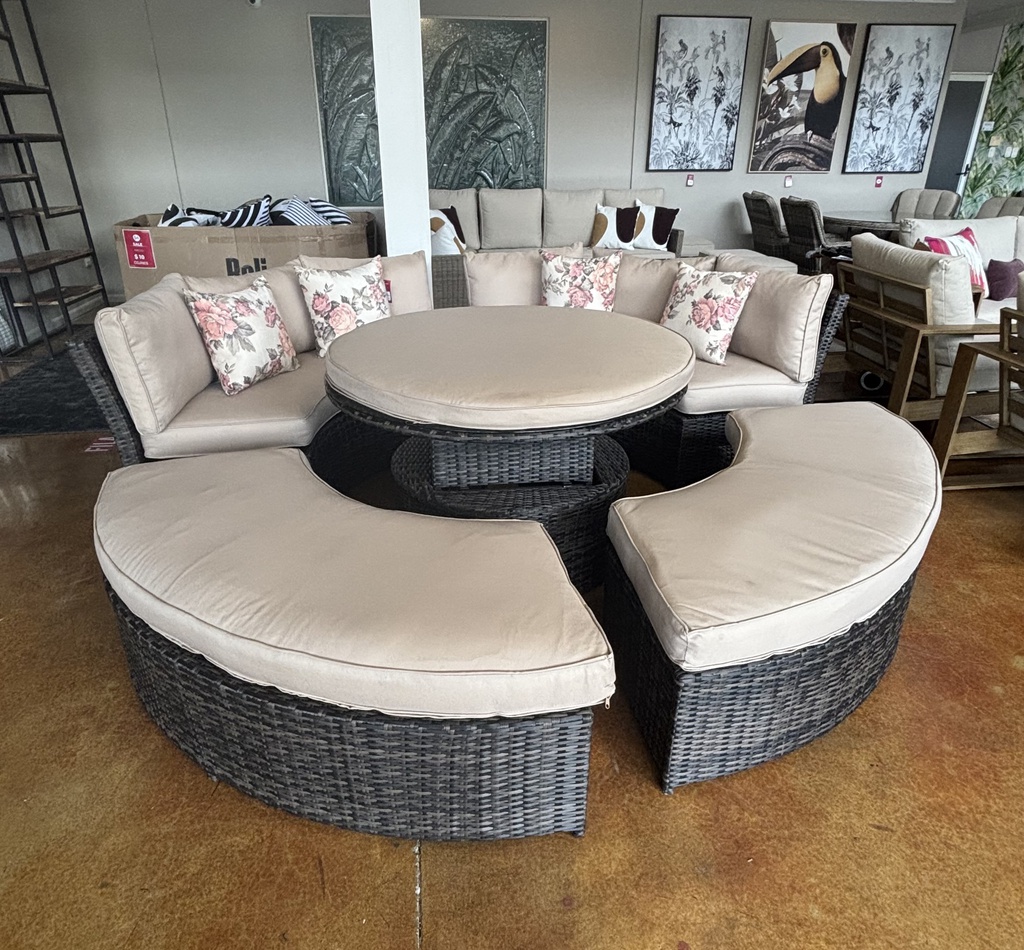 SET MEDIA LUNA SOFA Y BANCAS NAPOLI CAFE OSCURO COJINES BEIGE HAI18C151A-W-D-1 