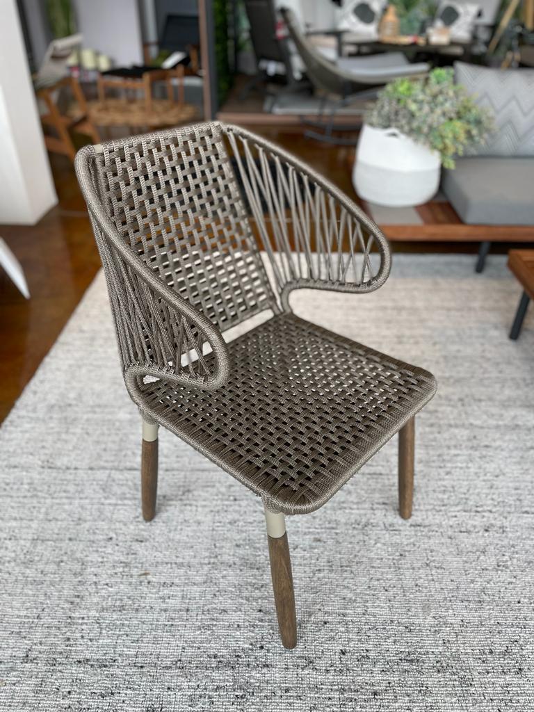 SILLA PORTO ISABEL CON BRAZOS ACABADO NOGUEIRA TIRAS COLOR FENDI
