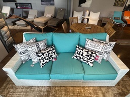 [BL7206] SOFA TRIPLE UBUD FIBRA BLANCA COJINES AZULES HAI12C057A-W-3D-2